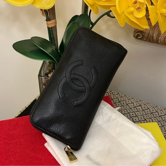 CHANEL AUTHENTIC PRE-LOVED and PRE-OWNED WALLET - Picture 9 of 11